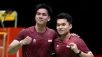 Ganda putra Indonesia Leo R. Carnando (kanan) dan Daniel Marthin (kiri) berpose setelah mengalahkan ganda China Liu Yi dan He Ji Ting dalam final bulu tangkis beregu putra pada Asian Games di Ichinomiya City, Jepang, Kamis (24/9/2026). (AP Photo/Aaron Favila)