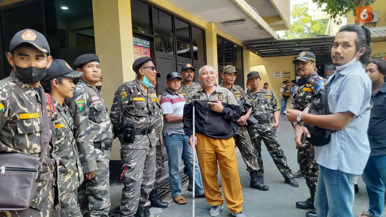 Puluhan Banser NU dan  pendekar Pagar Nusa mendatangi Mapolresta Banyuwangi  melaporkan Ketua Umum PPP Suharso Manoarfa soal amplop kiai. (Hermawan Arifianto/Liputan6.com)