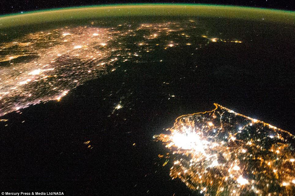 Korea Utara tampak 'menghilang' di antara Korea Selatan Dan China. 