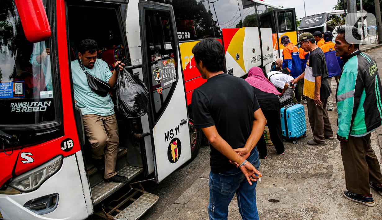 Yulza juga menjelaskan, bus yang beroperasi dipastikan laik. Pihaknya rutin melaksanakan cek kendaraan maupun tes kesehatan sopir yang akan mengemudikan bus sampai H+7 angkutan. (Liputan6.com/Faizal Fanani)