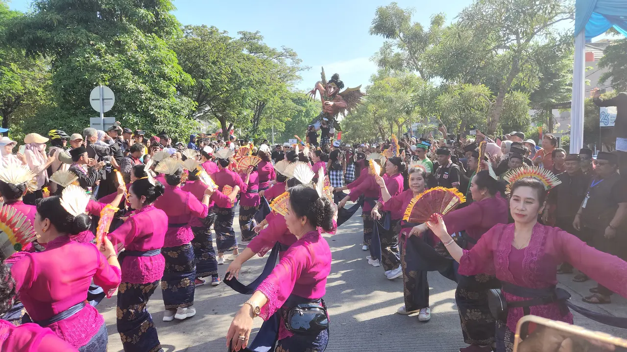 Penampilan pawai ogoh-ogoh pada rangkaian kegiatan Lebaran Depok di Alun-Alun Depok bagian timur. (Liputan6.com/Dicky Agung Prihanto)