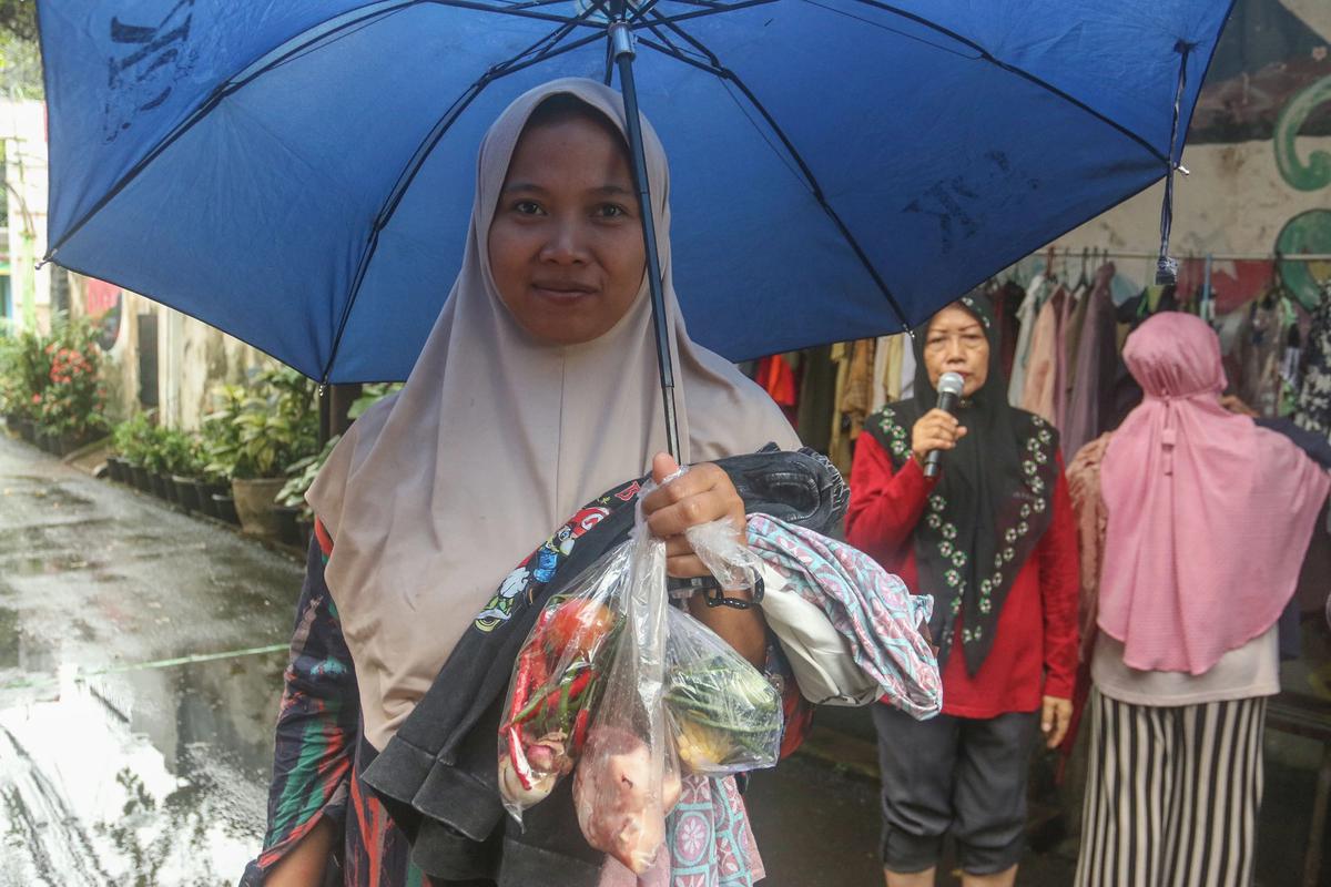 FOTO: Warga Jati Padang Berbagi Bahan Makanan dan Pakaian Layak Pakai di Bulan Ramadan
