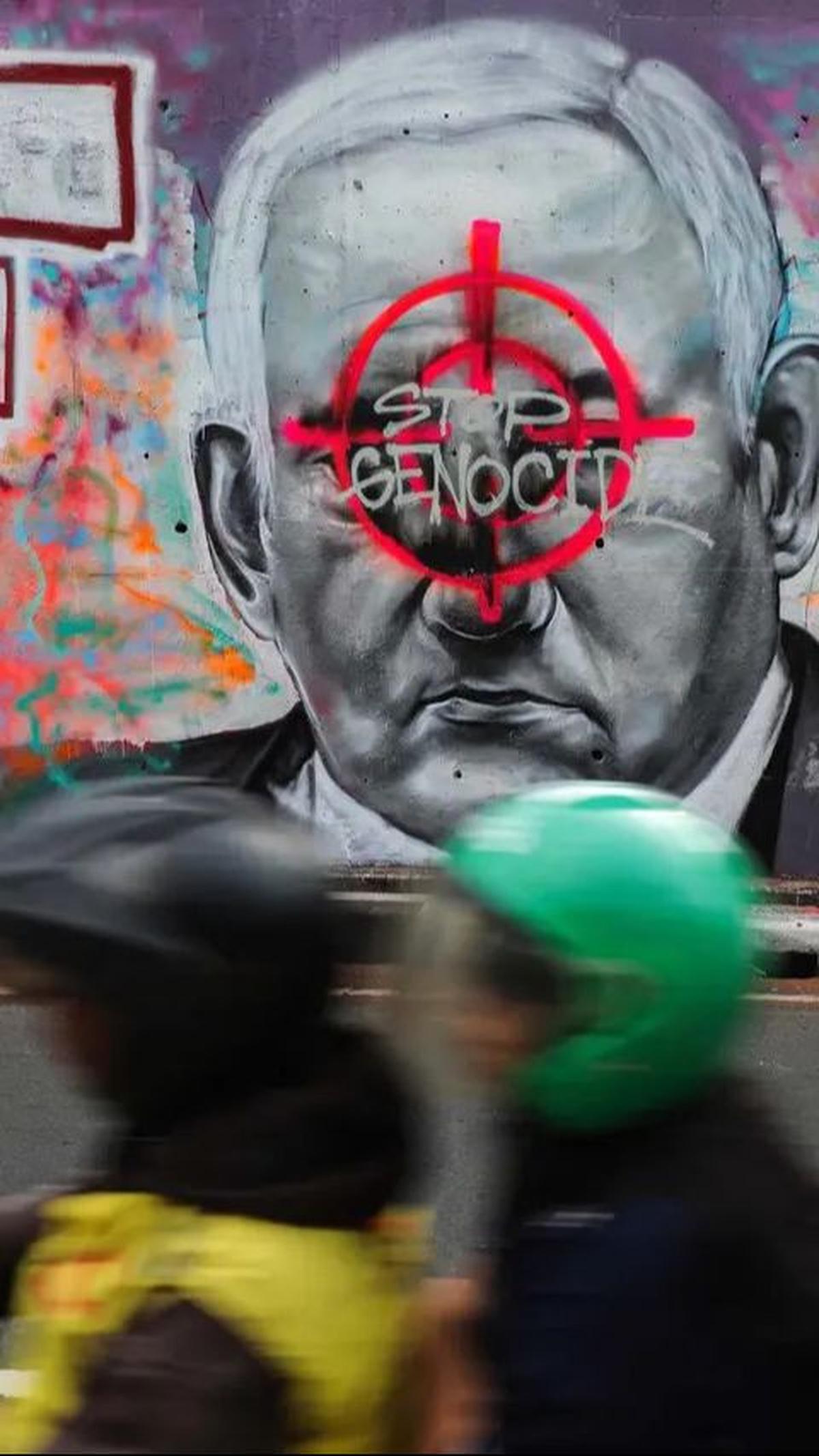 Mural juga menjadi medium ekspresi para seniman untuk menyuarakan kritik terhadap permasalahan-permasalahan sosial terutama terkait dengan serangan Israel di Gaza yang sudah berlarut-larut sejak 7 Okorber 2023. (Liputan6.com/Angga Yuniar)