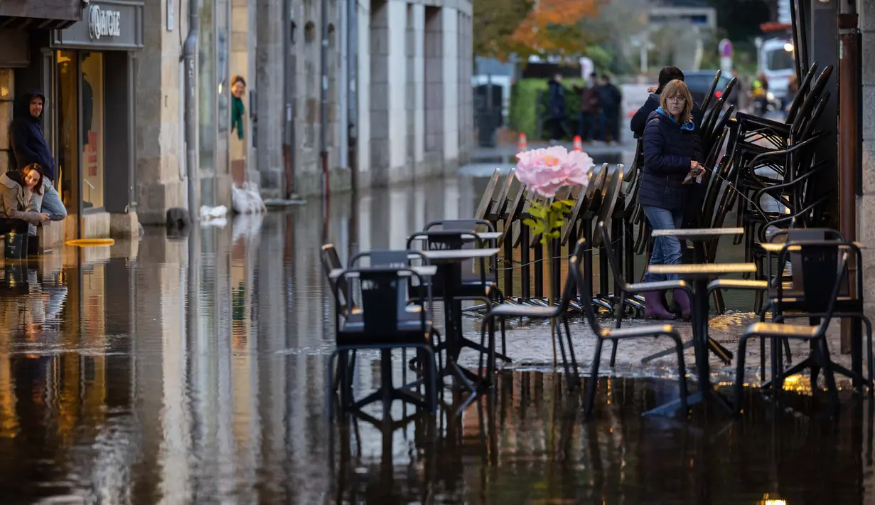Suasana lokasi pertokoan yang tergenang banjir. (Fred TANNEAU/AFP)