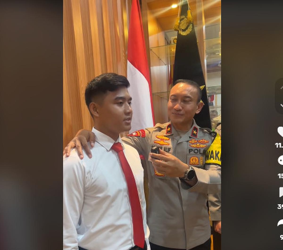 Sabilul kemudian menanyakan usia sang polisi muda tersebut. "Siap, ke-21 (tahun), Jenderal," ujar Bripda Furqan. <br>