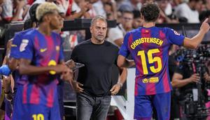 Pelatih Barcelona, Hansi Flick, berbicara dengan Andreas Christensen saat pertandingan La Liga Spanyol&nbsp;melawan Rayo Vallecano di Stadion Vallecas, Madrid, Spanyol, Senin, 1&nbsp;September 2025. (AP Photo/Manu Fernandez)