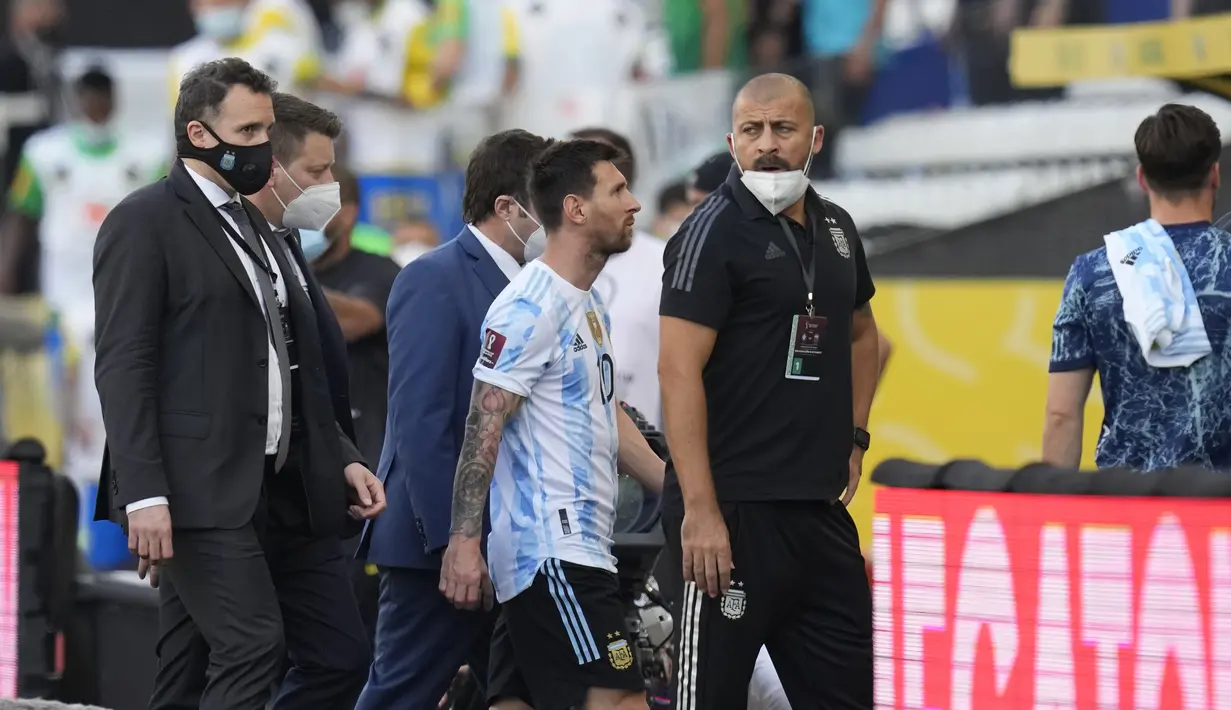 Penyerang Argentina, Lionel Messi meninggalkan lapangan saat laga melawan Brasil dihentikan otoritas kesehatan selama pertandingan kualifikasi Piala Dunia FIFA Qatar 2022 di stadion Neo Quimica Arena di Sao Paulo, Brasil, Minggu (5/9/2021). (AP Photo/Andre Penner)