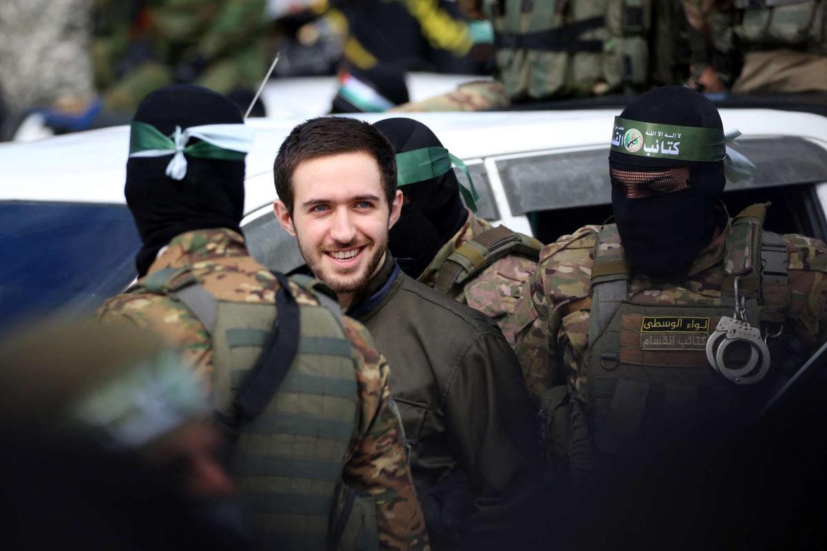 Momen Sandera Israel Cium Kening Pejuang Hamas