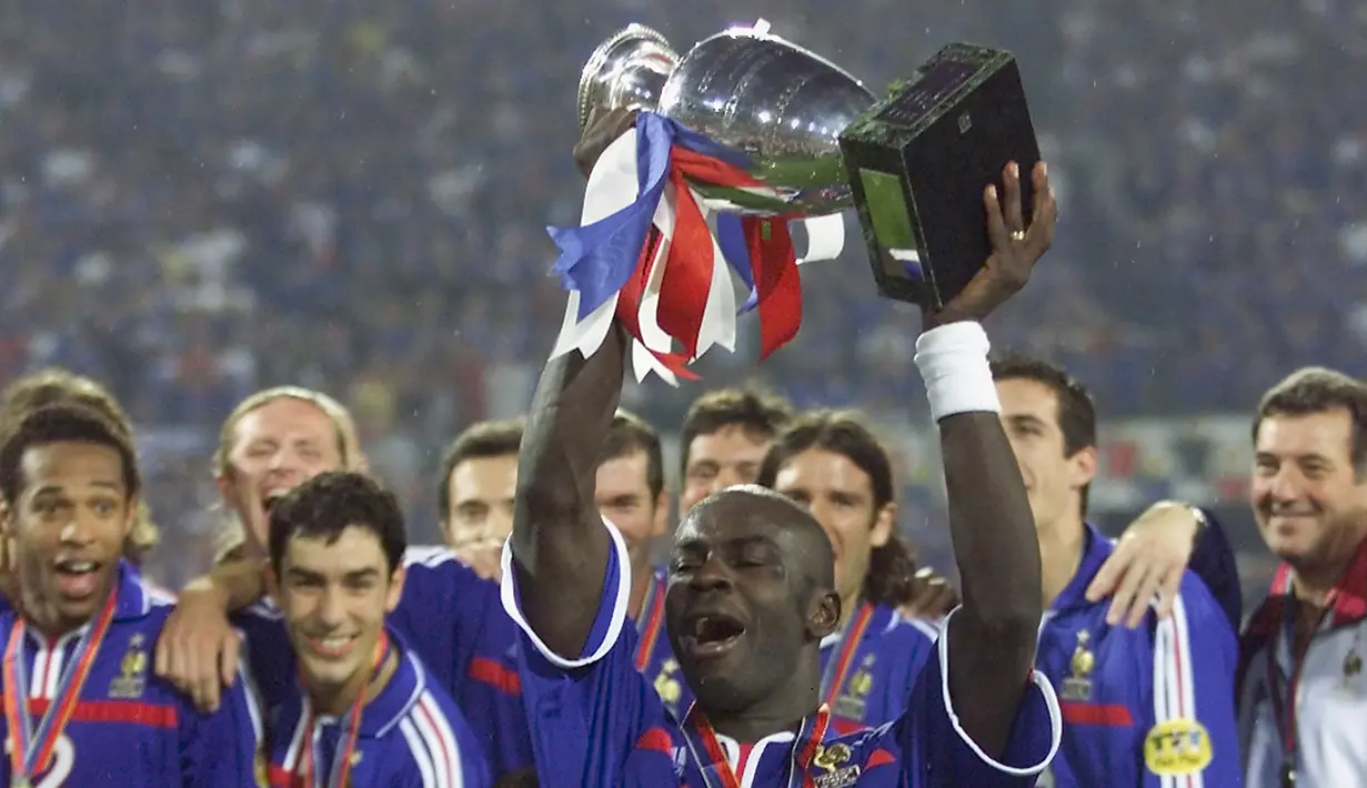 Lilian Thuram. Bek tengah Timnas Prancis ini telah menyatakan pensiun pada 2008 lalu. Di ajang Piala Eropa ia telah bermain dalam 16 kali penampilan. Prestasi terbaiknya adalah membawa Les Bleues menjuarai Piala Eropa pada edisi 2000. (AFP/Philippe Huguen)