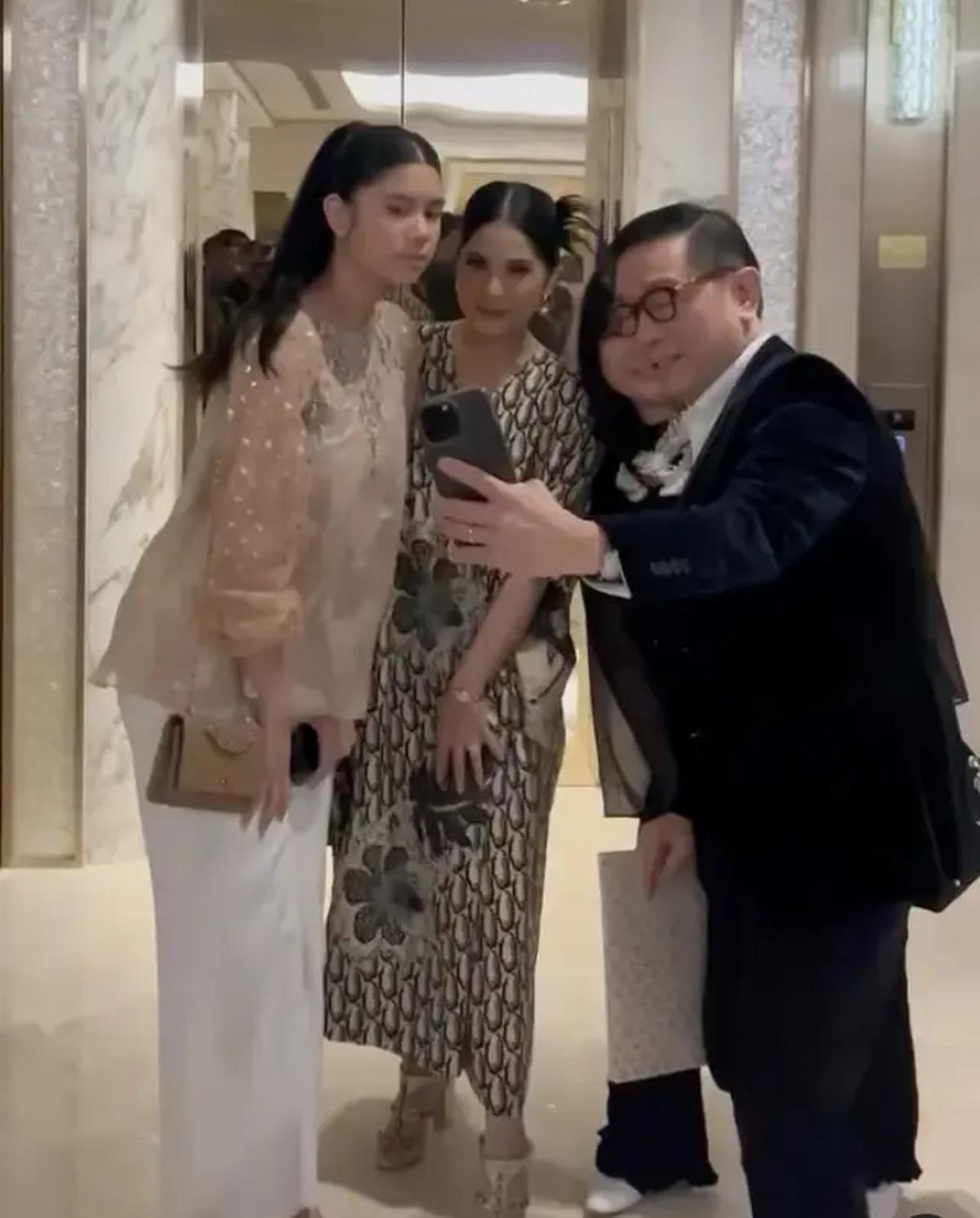 Pada kesempatan ini, Almira juga kembali mengenakan tas dari brand fashion ternama Chanel. [Foto: Instagram/ Annisa Yudhoyono]