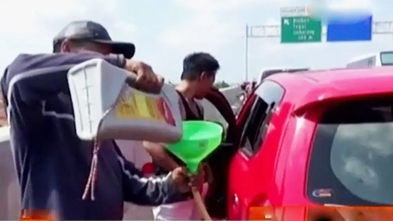 VIDEO: Tol Pejagan Macet, Warga Jual Bensin Rp 25 Ribu per Liter