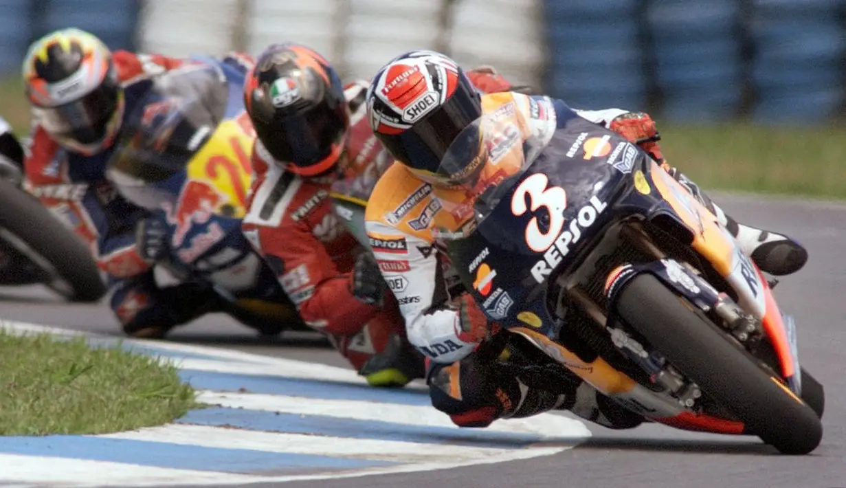 <p>Alex Criville (kanan) merupakan juara dunia asal Spanyol pertama di kelas premier. Ia ternyata punya kisah manis ketika balapan di Jerez dengan menorehkan tiga kali juara berturut-turut pada 1997 hingga 1999 bersama tim Repsol Honda. (AFP/Antonio Scorza)</p>
