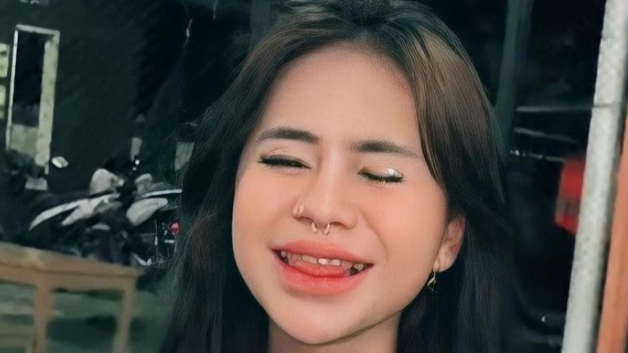 Cimoy juga mencoba menggunakan tindik di hidung agar tampilannya semakin menarik. Rambutnya dibiarkan terurai panjang.