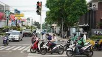 Pengendara sepeda motor melawan arus lalu lintas di perempatan lampu merah kawasan Gondangdia, Jakarta, Senin (29/4/2019). Rendahnya kesadaran tertib berlalu lintas menyebabkan para pengendara nekat melawan arus. (Liputan6.com/Immanuel Antonius)