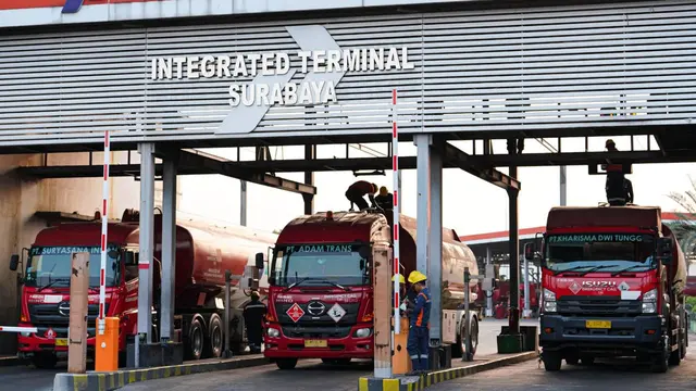Pantau Distribusi BBM ke Jember, Direktur Pertamina Patra Niaga Tinjau Langsung Penambahan Armada di Surabaya
