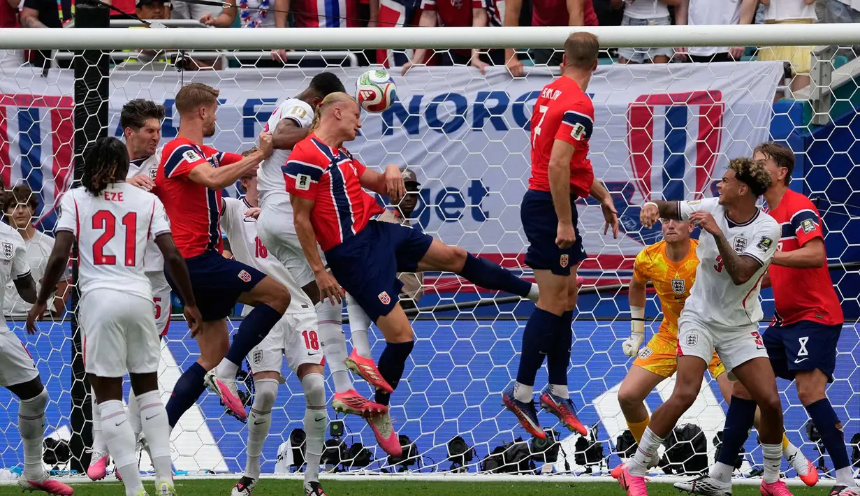 Pemain Norwegia Erling Haaland menyundul bola selama pertandingan perempat final Piala Dunia sepak bola antara Norwegia dan Inggris di Miami Gardens, Florida, Sabtu, 11 Juli 2026. (AP Photo/Chris Carlson)