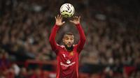 Pemain Man United, Noussair Mazraoui melempar bola dalam pertandingan melawan Fulham di Stadion Old Trafford, Sabtu (17/8/2024). (AP Photo/Dave Thompson)