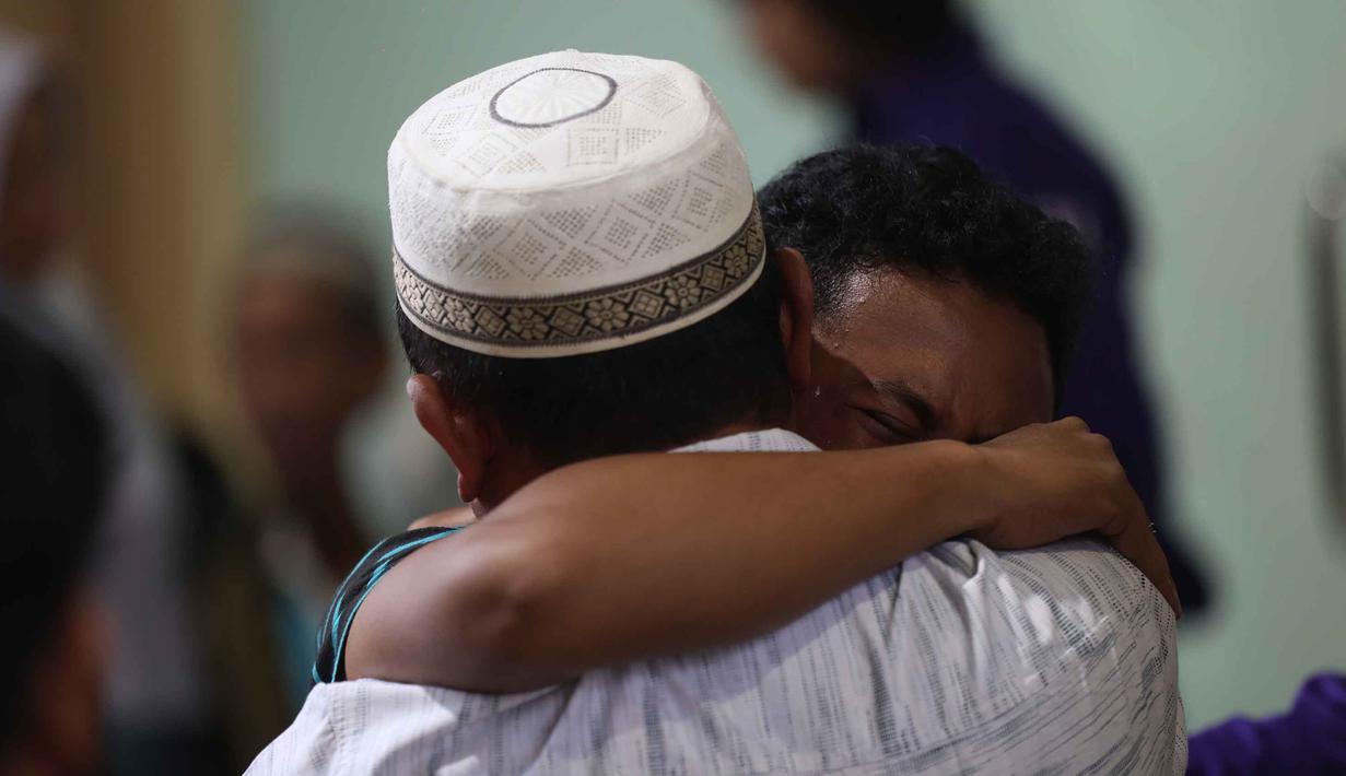 Salah satu keluarga korban kecelakaan kereta api, yang melibatkan KA Argo Bromo Anggrek dan KRL Commuter Line di Stasiun Bekasi Timur, saat menanti identifikasi jenazah korban di Rumah Sakit Polri Kramat Jati, Jakarta Timur, Selasa (28/4/2026). (Kapanlagi.com/Budy Santoso)