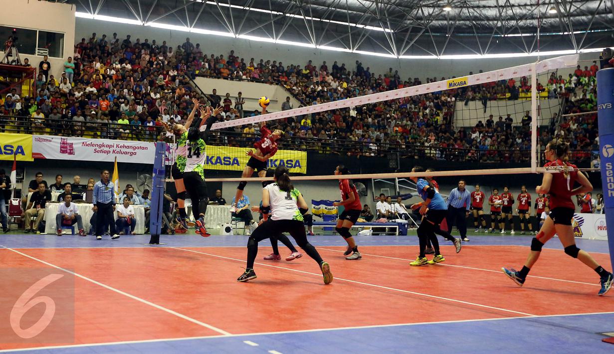 Pemain voli Jakarta Elektrik PLN bersiap melakukan smash saat pertandingan melawan Jakarta Pertamina Energi di Grand Final Proliga 2017 di GOR Among Rogo, Yogyakarta (23/4). (Liputan6.com/Johan Tallo)
