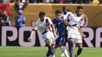 Duel antarpemain&nbsp;dalam laga Chelsea vs PSG di final Piala Dunia Antarklub 2025, Senin (14/7/2025). (AP Photo/Seth Wenig)