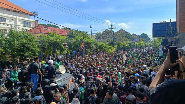 Demo di depan Mapolda Bali dan Kantor DPRD Bali berakhir ricuh, Sabtu (30/8/2025).