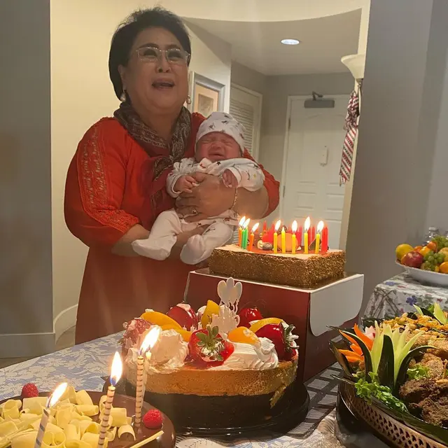 6 Potret Ulang Tahun Ibu Mertua Nikita Willy di Los Angeles, Penuh Hidangan Indonesia