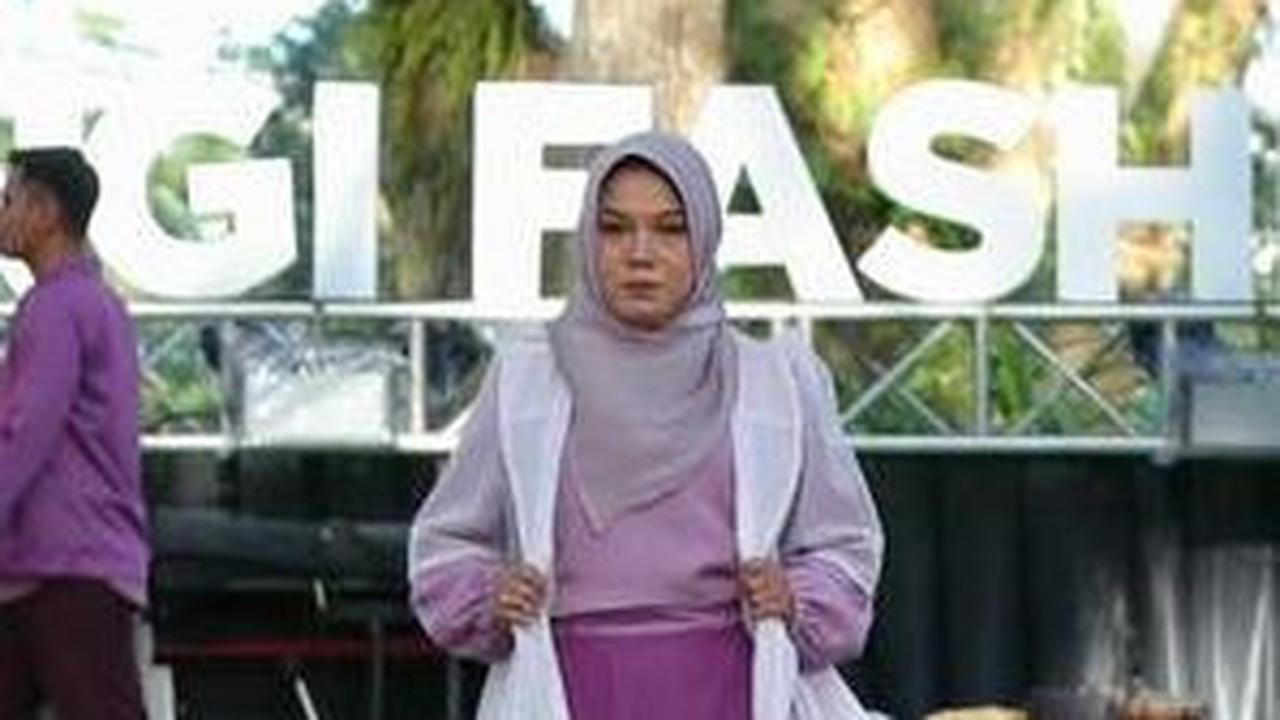 Berlatar Hutan De Djawatan, Banyuwangi Hadirkan Fashion Show yang Menyatu dengan Alam
