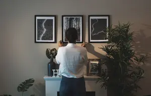 Panduan Tinggi yang Tepat untuk Menggantung Foto di Dinding agar Terlihat Estetik, Dijamin Rapi