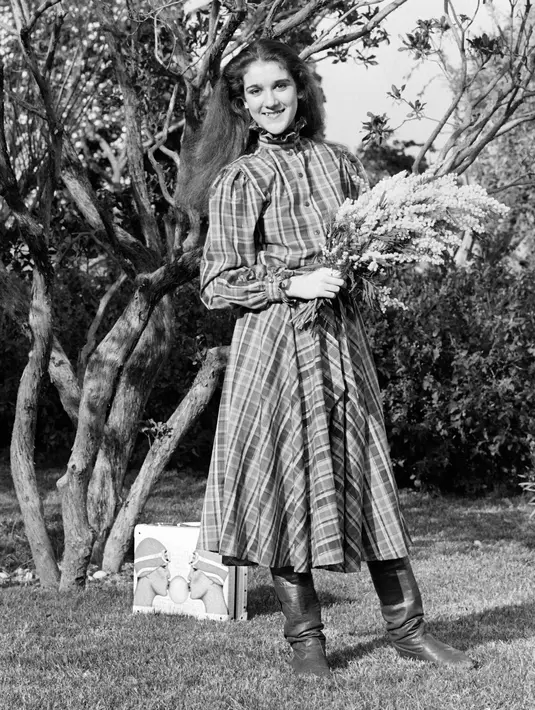 Penyanyi asal Kanada,  Celine Dion berpose ketika menghadiri pameran perdagangan dunia di Cannes, Prancis (24/1/1983) (AFP Photo/Ralph Gatti)