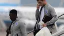 Jordan Henderson dan Danny Welbeck melangkai gontai menuruni anak tangga saat di bandara Manchester, Inggris (25/06/2014) (REUTERS/Nigel Roddis) 