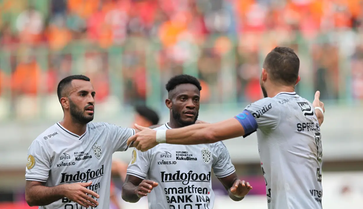 Pemain Bali United merayakan gol yang dicetak Ilija Spasojevic dalam laga menghadapi Persija Jakarta pada pekan ke-18 BRI Liga 1 2022/2023 di Stadion Patriot Candrabhaga, Bekasi, Minggu (15/1/2023). Sayang, Bali United harus kalah 2-3 dalam laga tersebut. (Bola.com/Arief Bagus)