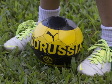 Kaki dari anak dari Stefano Teco, yang bernama Romario, bermain saat latihan Persija Jakarta di Lapangan Sutasoma, Jakarta, Minggu (25/2/2018). Ketika ayahnya bekerja sang anak asyik bermain sepak bola. (Bola.com/Aspirilla Dwi Adha)