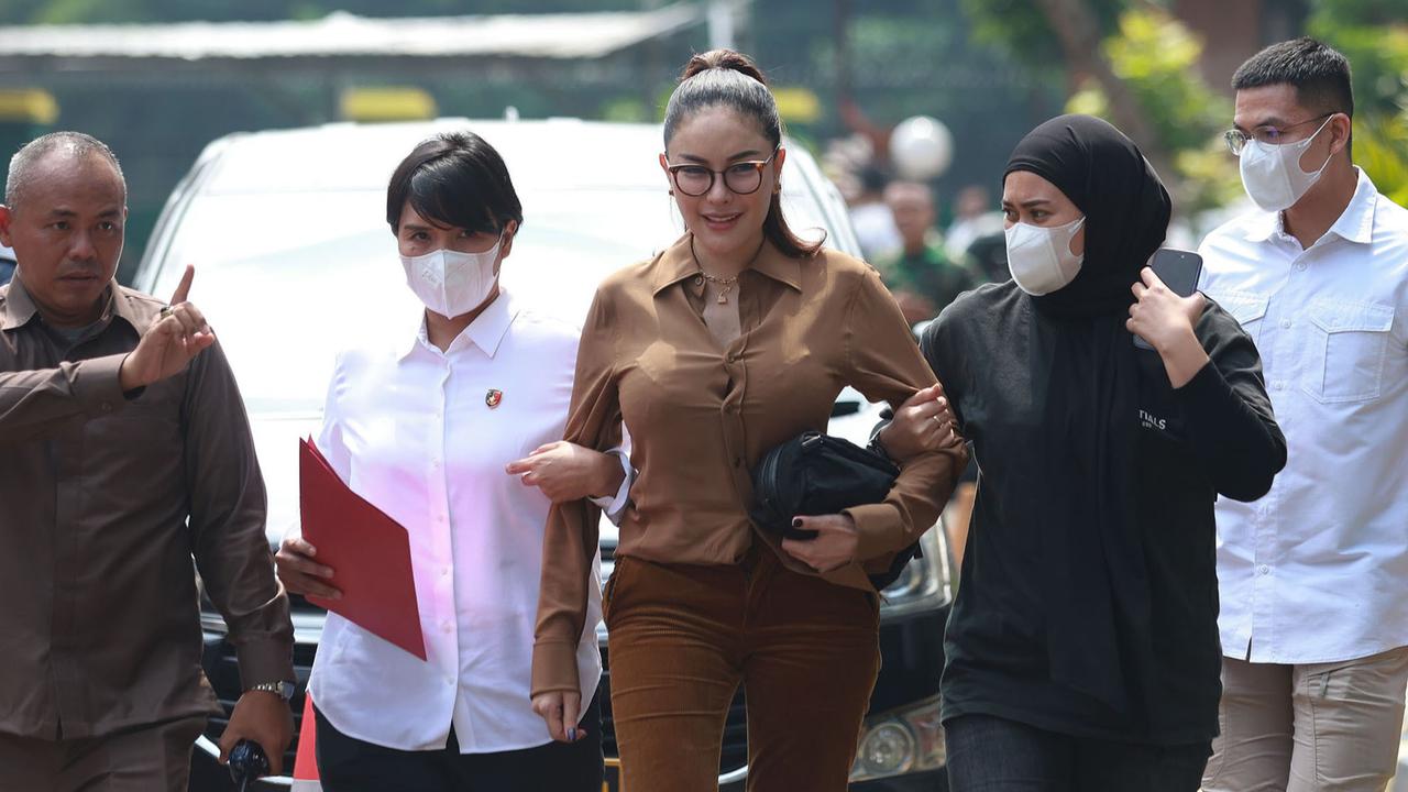 FOTO: Nikita dan Asistennya Mail Diserahkan ke Kejari Jakarta Selatan