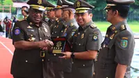 Wali Kota Tangerang H. Arief R. Wismansyah menerima penghargaan Karya Bhakti Peduli Satuan Polisi Pamong Praja (Satpol PP) dari Kemendagri di Lapangan Karebosi, Makasar, Jumat (3/3/2023). (Liputan6.com/Pramita Tristiawati)