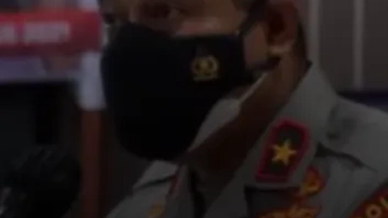 Brigjen Polisi Jhonny Eddizon Isir menjadi salah satu perwira yang dimutasi oleh Kapolri. Jhonny kini dipercaya menjabat sebagai Kapolda Papua Barat.<br>