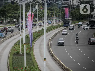 Sejumlah kendaraan melintas di kawasan Jalan Sudirman, Jakarta, Senin (14/2/2021). Indeks Kemacetan 2021 menempatkan Jakarta pada peringkat 46 atau mengalami penurunan dibandingkan tahun sebelumnya yang menempati peringkat 31. (Liputan6.com/Faizal Fanani)