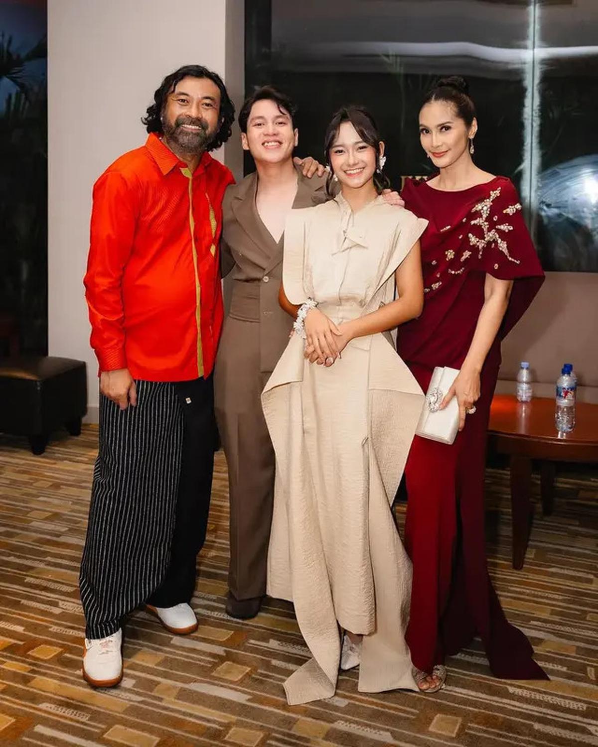 7 Potret Gala Premiere Film 1 Kakak 7 Ponakan, Para Pemain Tampil Elegan