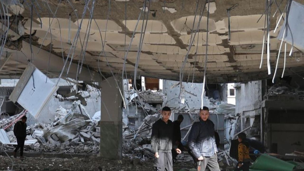Militer Israel mengatakan mereka membidik serangan rudalnya ke sejumlah lokasi di Distrik Shaboura. Foto: REUTERS/Ibraheem Abu Mustafa<br>