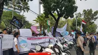 Pegawai PD Pasar Jaya demo di depan Balai Kota Jakarta