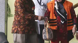 Ekspresi Anggota DPRD Sumatera Utara 2014-2019 Tiaisah Ritonga usai pemeriksaan di KPK, Jakarta, Rabu (11/7). Tiaisah ditahan terkait dugaan penerimaan suap dari mantan Gubernur Sumut Gatot Pujo Nugroho. (Liputan6.com/Herman Zakharia)