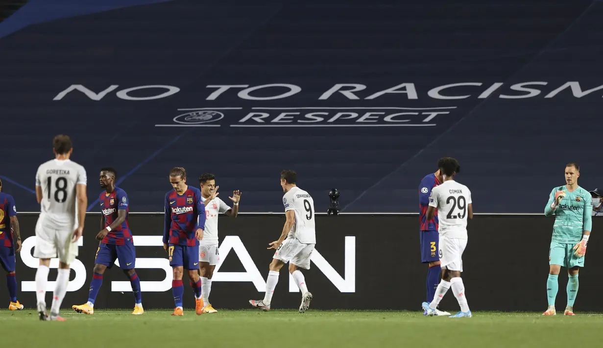 Pemain Bayern Munchen Philippe Coutinho (tengah kiri) melakukan selebrasi usai mencetak gol ke gawang Barcelona pada pertandingan perempat final Liga Champions antara di Stadion Luz, Lisbon, Portugal, Jumat (14/8/2020). Bayern Munchen membantai Barcelona 8-2. (Rafael Marchante/Pool via AP)