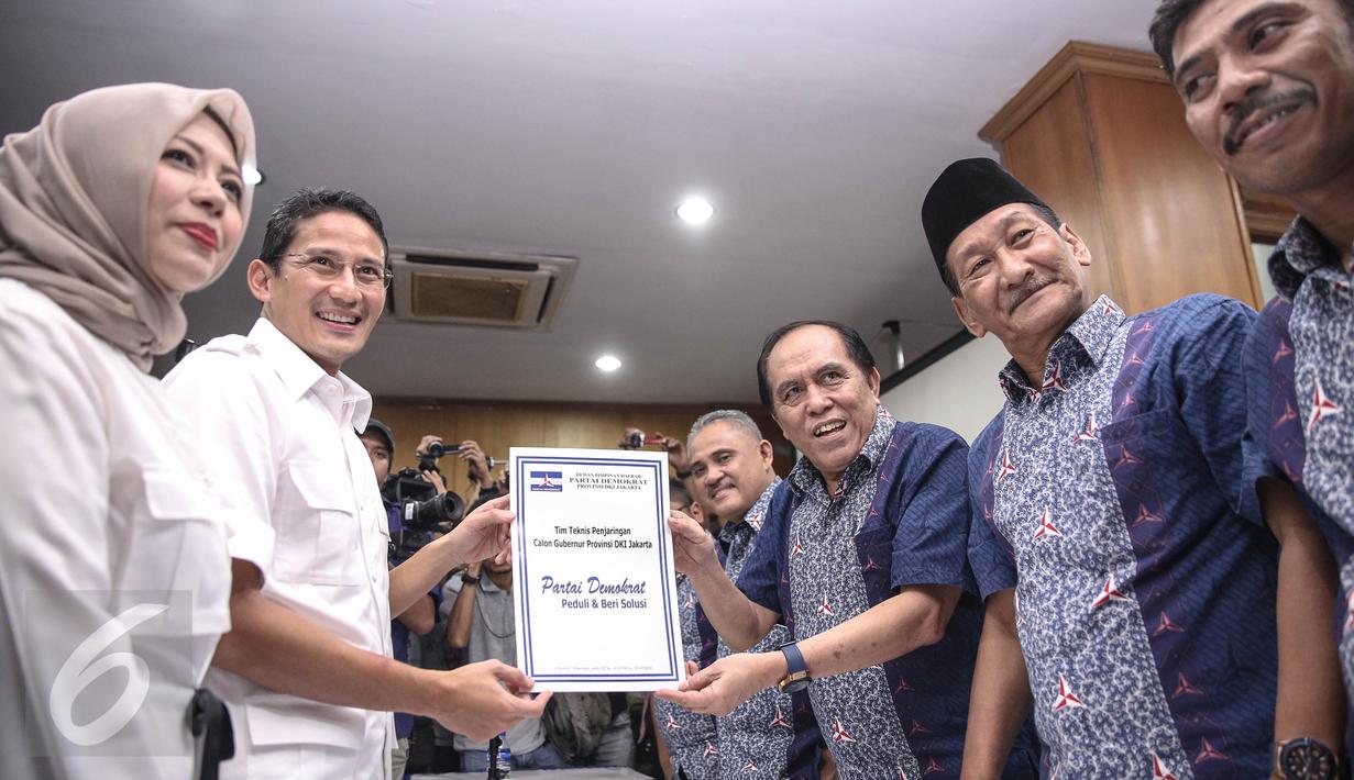 Bakal calon Gubernur DKI Jakarta Sandiaga Uno (kedua kiri) dan istri menerima formulir Ketua Bidang Penjaringan Pemilukada DPD-PD DKI Jakarta, Raja Mantan Purba di DPD Demokrat, Jakarta, Jumat (22/4). (Liputan6.com/Faizal fanani)