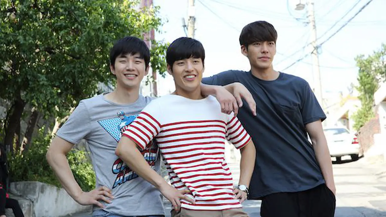 Cerita Kim Woo Bin, Kang Ha Neul dan Junho yang Makin Dekat