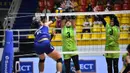 <p>Dua pemain Timnas voli putri Indonesia, Tina Syifa Sabila (tengah) dan Agni Sakina Rahmi berusaha memblok bola spike yang dilepaskan pemain Thailand, Supawadee Phunwilai pada laga final turnamen bola voli putri U-18 Princess Cup 2024 di Nakhom Pathon, Thailand, Kamis (13/6/2024). Indonesia kalah 1-3 (19-25, 17-25, 26-24, 17-25). (Dok. PBVSI)</p>