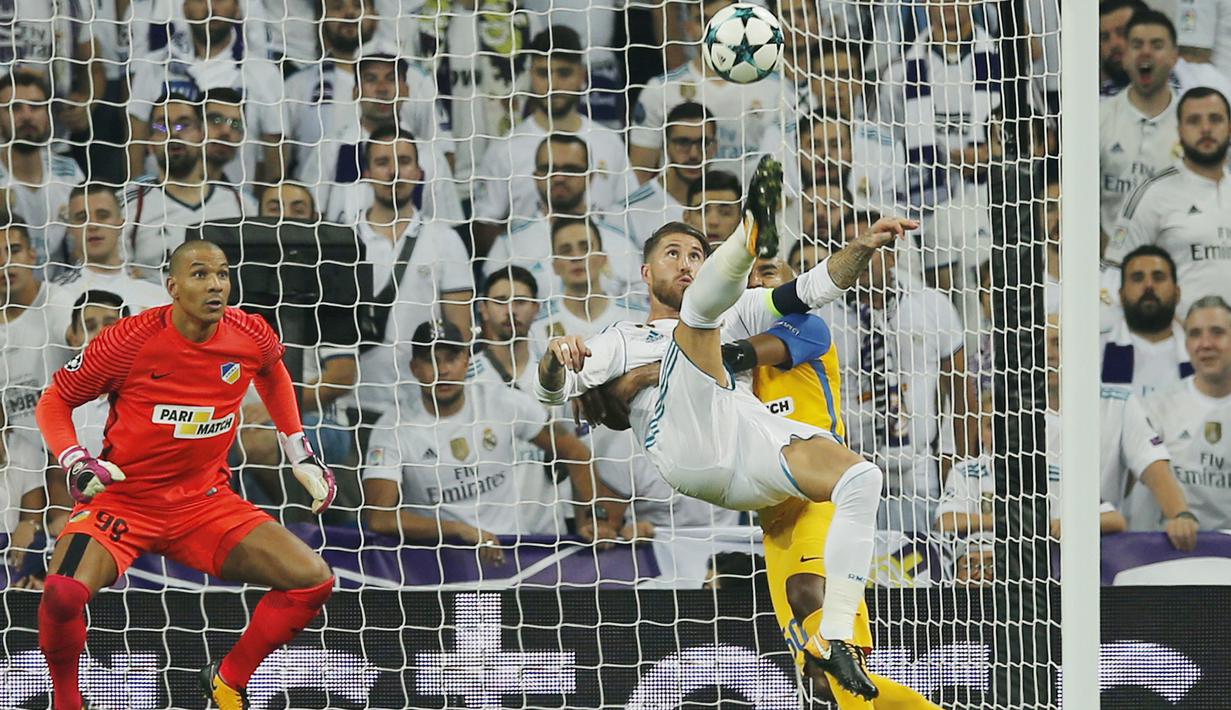 Aksi pemain Real Madrid, Sergio Ramos mencetak gol lewat tendangan salto ke gawang APOEL Nicosia pada laga grup H Liga Champions di Santiago Bernabeu stadium, Madrid, (13/9/2017). Real Madrid Menang 3-0. (AP/Paul White)