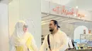 Sejumlah netizen menyajung suami Tasyi Athasyia. “Habis nonton klarifikasinya ka tasyi dapet kata2 yang ngena banget dari suaminya ka tasyi: Kalau lagi pacaran setan itu berusaha ngedeketin agar tidak putus, tapi kalau udah menikah setan itu ngejauhin supaya bisa pisah,” cuit @ini****. “Gila deh suaminya Tasyi: aku berharap kalian gaada yang kenal sama Kak Tasyi, bisa jatuh cinta kalian, krn Kak Tasyi terlalu baik. Nemu dimane mbak laki begini hadeh,” @spider**** menyahut. (Foto: Dok. Instagram @tasyiiathasyia)