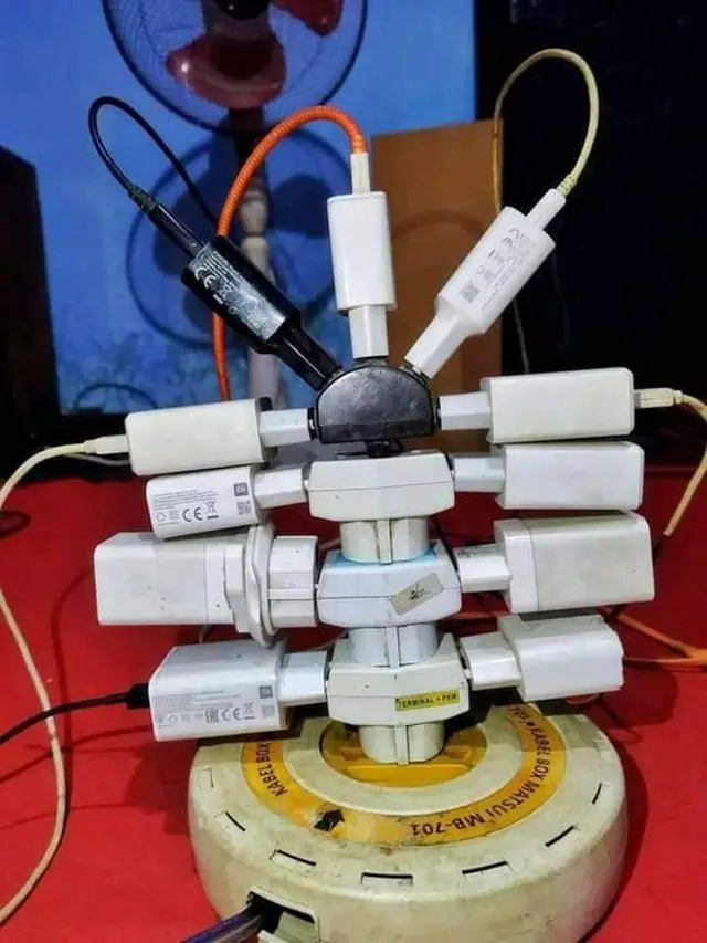 6 Potret Nyeleneh Charge HP Ini Kelewat Unik, Bikin Heran