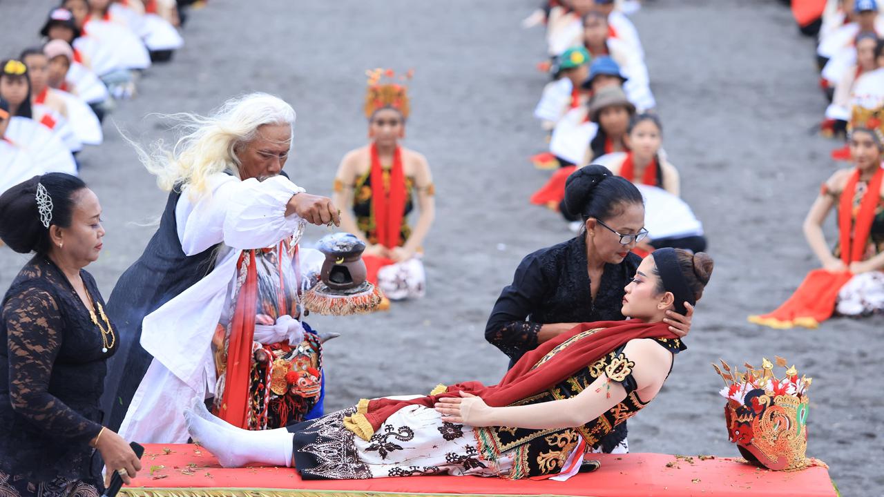 1.400 penari mengikuti prosesi sakral Meras Gandrung di Pantai Marina Boom