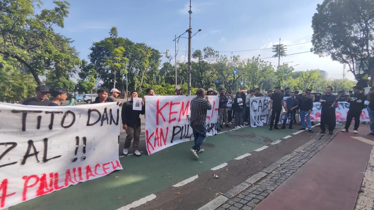Persatuan Mahasiswa Aceh Jakarta Raya saat menggelar aksi di depan Gedung Kementerian Dalam Negeri (Kemendagri), Jakarta Pusat, Jumat (13/6/2025). Mereka tidak terima jika empat pulau yang berada di Aceh Singkil dimasukkan ke daerah Sumatera Utara (Sumut)