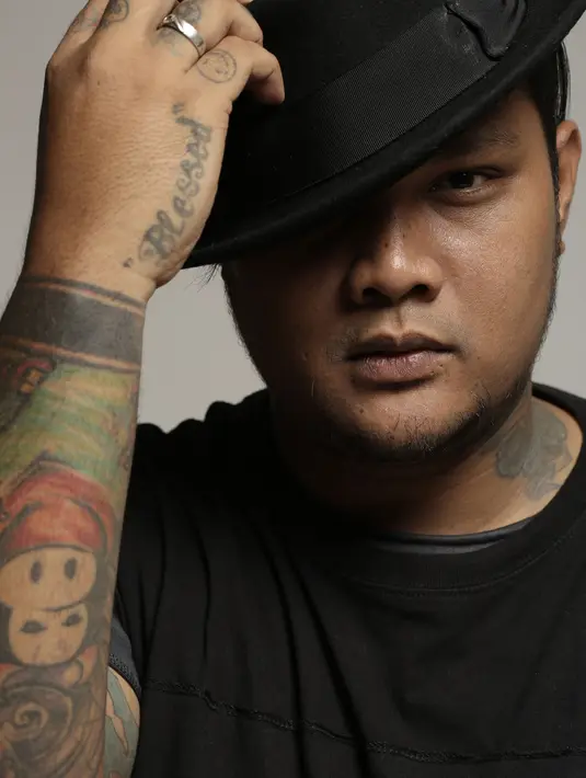 "Gue mulai rajin ibadah, ngusahain bangun subuh, terus salat tuh sejak dua bulan yang lalu. Jadi gue dimimpiin anak gua meninggal. Posisi gue di luar kota, di hotel bangun tidur, gue nangis," ucap Virgoun kepada Liputan6.com, Kamis (8/2/2018).